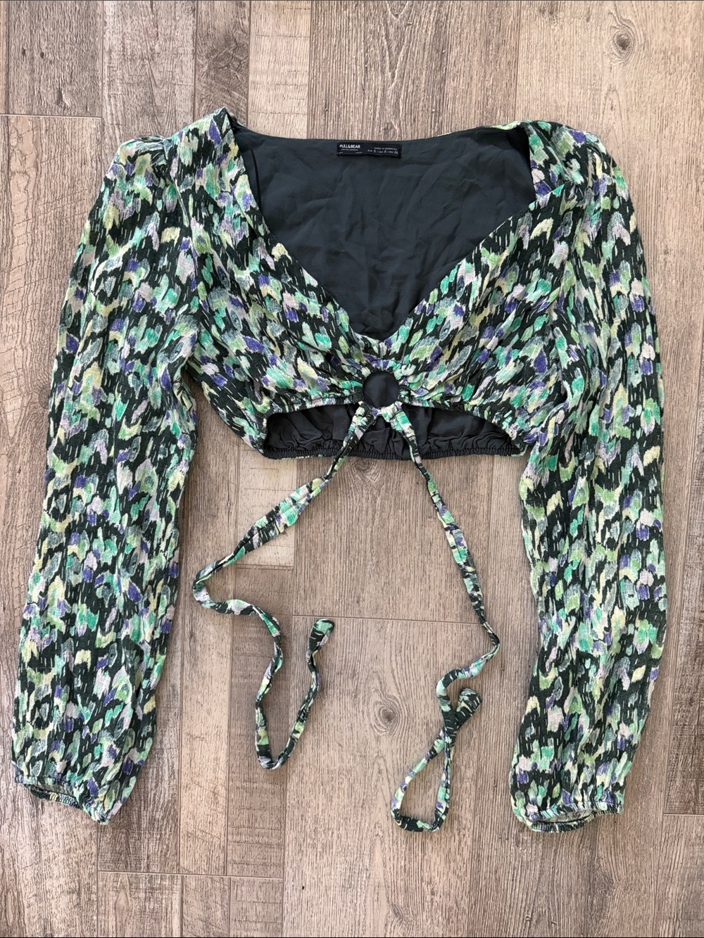 Pull & Bear Black & Green Printed Tie-Front Long Sleeve Crop Top